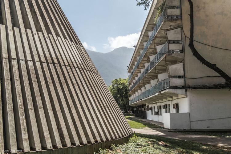 Comedor Universitario Versus Dormitorios: Ciudad Universitaria de Caracas, Venezuela