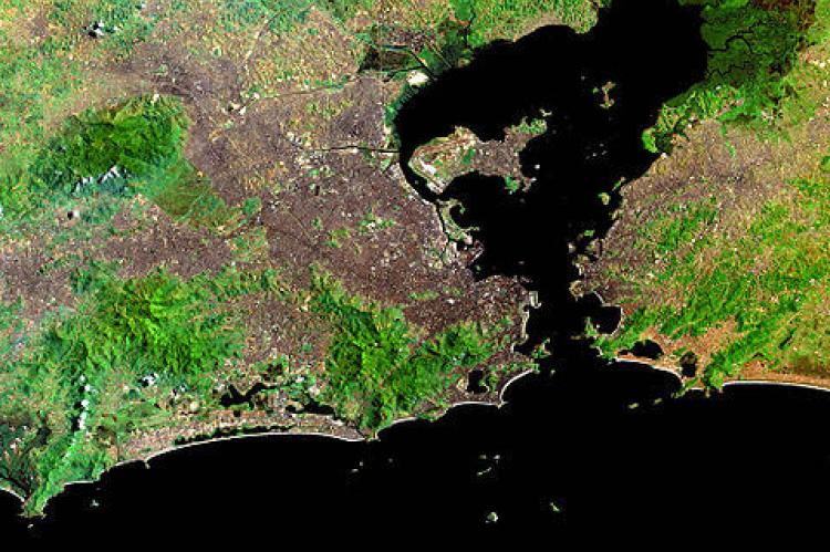 Satellite picture of Guanabara Bay — with Rio de Janeiro (left), Niterói (right), and the Atlantic Ocean (bottom)