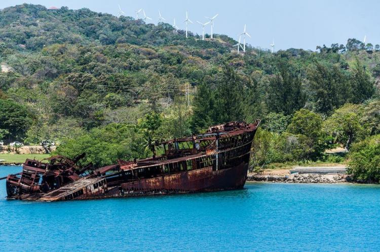 Ship wreck at Mahogoany Bay, Roatan, Honduras