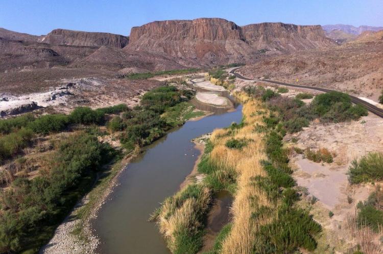 Rio Bravo / Rio Grande, Mexico on the left, Texas on the right