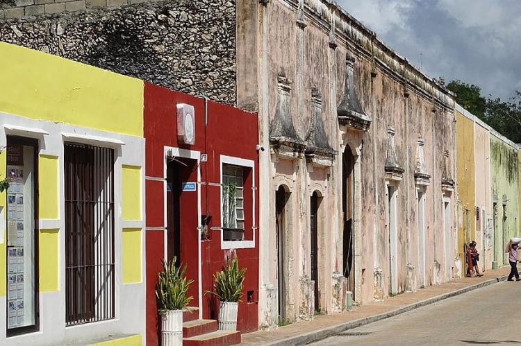 Street scene colonial architecture, Valladolid, Yucatan, Mexico
