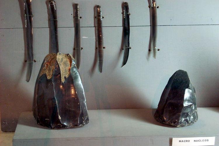 Obsidian artifacts excavated at Takalik Abaj, Retalhuleu, Guatemala. Prismatic blades and obsidian cores.