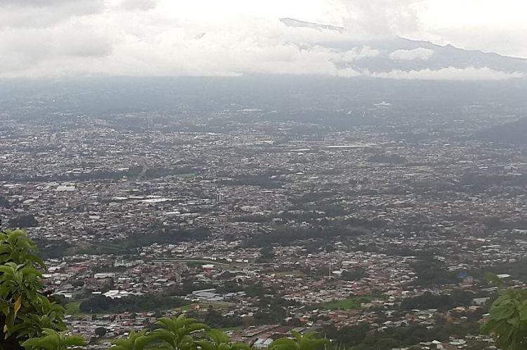 View of the Central Valley of Costa Rica, with the city of San José in the foreground, from the hills of Escazú.