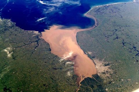 NASA astronaut photograph of the Río de la Plata estuary looking west-east, Greater Buenos Aires on the right side and Montevideo on the left side.